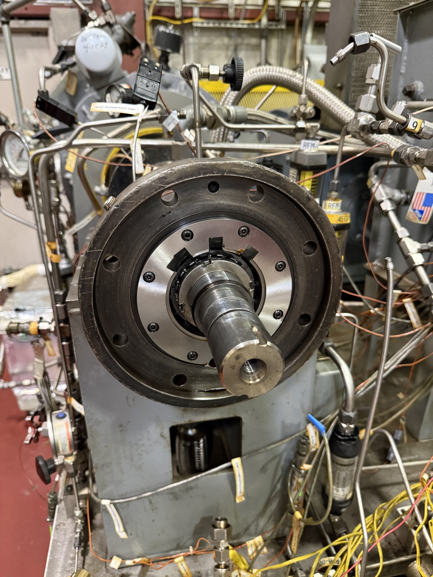 Our dynamic testing laboratory has over 25 test rigs, including 2 inter-shaft rigs, all custom-designed to Stein’s high standards. Each can be reconfigured quickly for multiple programs to provide fast, concurrent, cost-efficient testing for our customers.